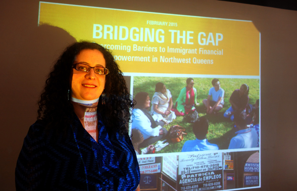 Valeria Treves de NICE al lado de la proyección de la portada del informe. Fotos Javier Castaño