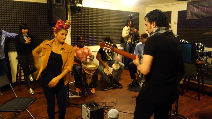 Adriana Lucía ensayando con e músico Andreas en el sexto piso de un estudio de Manhattan. 