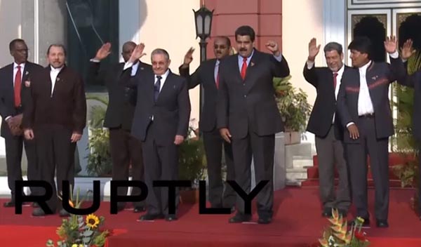 El presidente de Venezuela, Nicolás Maduro, en medio de varios presidentes latinoamericanos, incluyendo Raúl Castro de Cuba y Evo Morales de Bolivia.