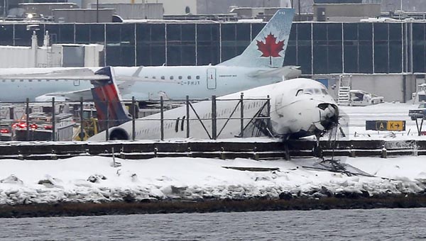 Así quedó el avión de Delta Air Lines y los pasajeros fueron evacuados por la puerta de emergencia.
