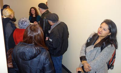 Al fondo, Leslie Ramos en el pasillo para entrar a su oficina, y a la derecha, contra la pared, Tania Matto. Fotos Javier Castaño