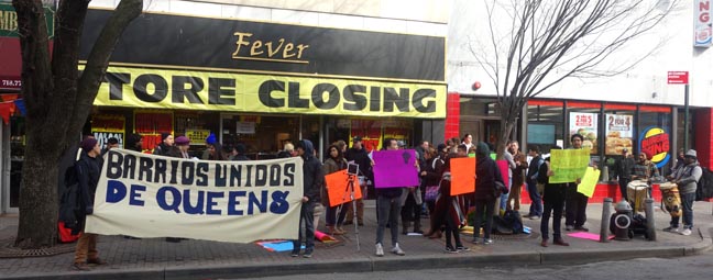 Los manifestantes en contra de la expansión del BID a la avenida Roosevelt.