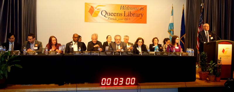 Miembros de la Junta Directiva de la Biblioteca de Queens en reunión en la sede de Flushing para debatir el presupuesto del 2016. Fotos Javier Castaño