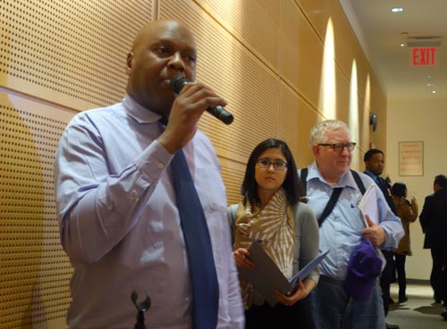 Dean Hutchins testificando sobre el servicio que prestan las bibliotecas de Queens.