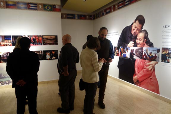 La sala de exhibición en el Consulado de Venezuela en Nueva York, donde se honra al Presidente Hubo Chávez. Fotos Javier Castaño