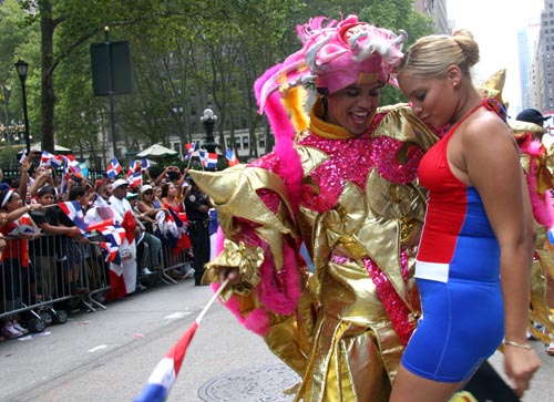 Una pareja bailando merengue en la Sexta avenida durante el Desfile Dominicano de Nueva York. Fotos Javier Castaño