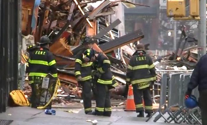 Los escombros de la explosión en un edificio de la Segunda Avenida en el bajo Manhattan, Nueva York.