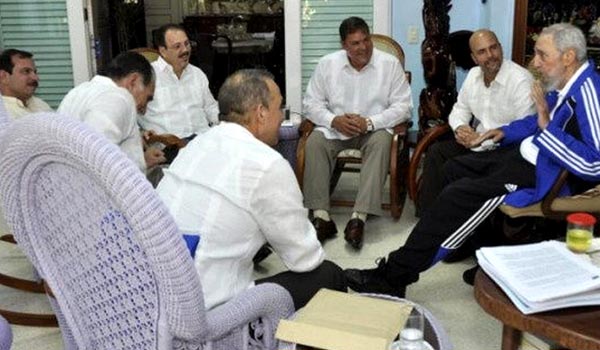 Fidel Castro recibe en su casa a los 5 "anti terroristas". PL