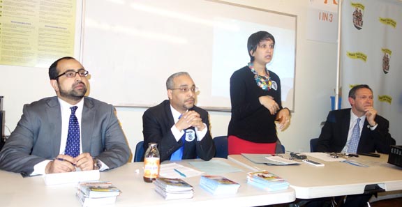 Desde la izquierda, el senador Peralta, 