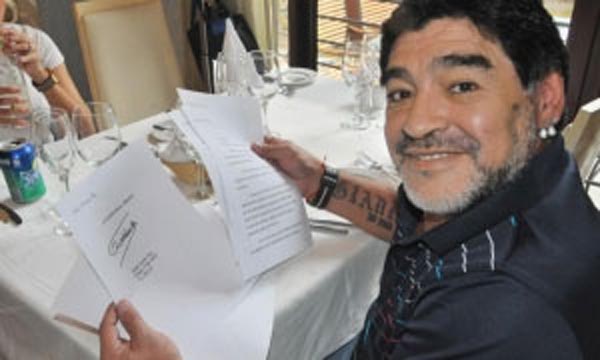 El ex futbolista Maradona con las cartas que le ha escrito el ex mandatario cubano Fidel Castro. PL