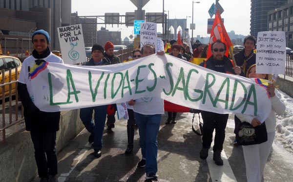 Los colombianos marchando sobre el Puente Brooklyn en apoyo a la paz y la vida en Colombia.
