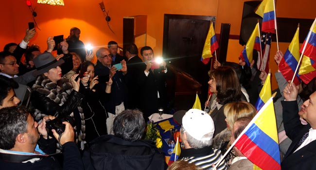 Colombianos rodeando a Marta Lucía Ramírez, a la derecha, en el Restaurante Boulevard de Quueens. Fotos Javier Castaño 