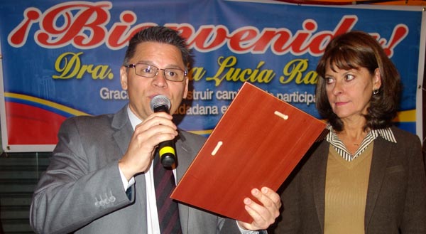Zoilo Nieto entregándole la placa a Marta Lucía Ramírez "por no recibir mermeladas". 