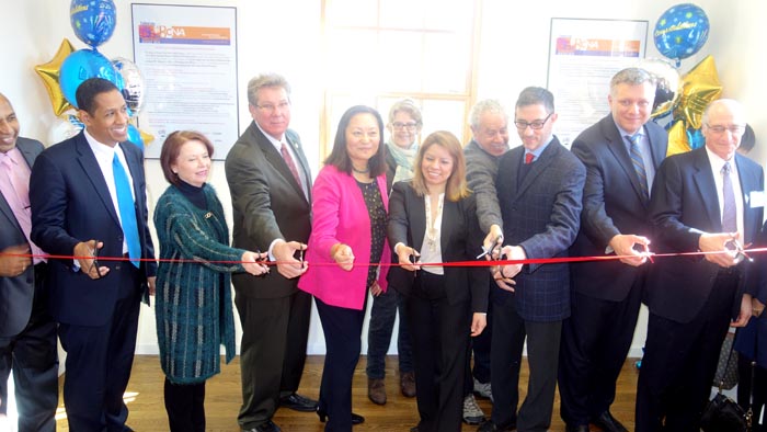 La inauguración de la oficina de BCNA en Jackson Heights, Queens, con la presencia de los miembros de su junta directiva y activistas de la comunidad. Foto Javier Castaño