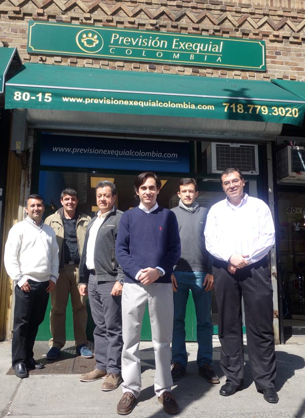 Frente a la sede de Previsión Exequial en Jackson Heights, Queens, desde la izquierda, Juan Manuel Herrera, Muñoz, Andrés Uribe Aristizábal, Alirio Tavera Gómez, Mauricio Palacios Echeverry, Juan Camilo Tavera y Jorge Ospina Isaza. Fotos Javier Castaño.