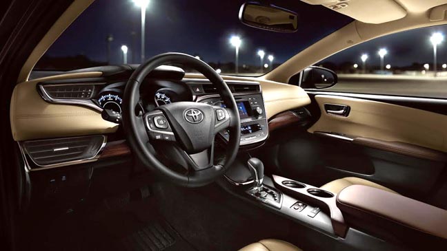Interior del Toyota Avalon Hibrido 2015.