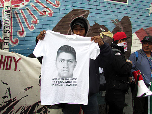 Antonio Tizapa Padre con camiseta