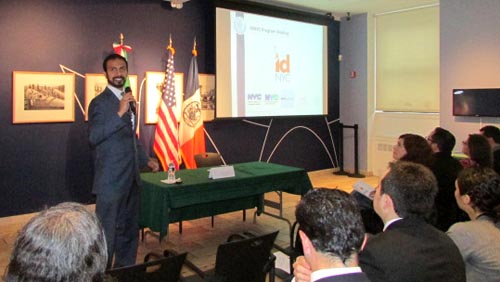 Raul Preciado de IDNYC explicando los documentos necesarios para solicitar el ID. Foto Percy Luján