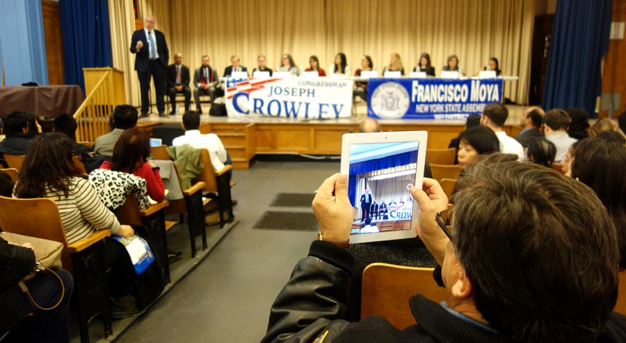 Alrededor de 120 personas acuieron al auditorio de la escuela 69 a escuchar a los políticos Crowley, Peralta y Moya hablar de inmigración Fotos Javier Castaño