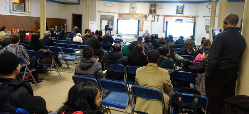 El foro en el sótano de la Iglesia San Leo en la calle 104 de Corona, Queens. Fotos Javier Castaño