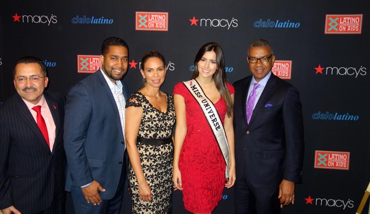 Desde la izquierda, Guillermo Chacón, Eenie Pérez de Delta Air Lines, Daneen García de Macy's, Paulina Vega Miss Universo 2014, y Bill Hawthorne de Macy's.