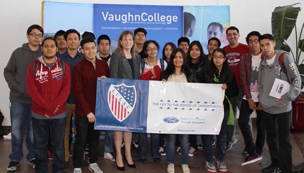 La presidenta de Vaughn College, Sharon DeVivo, al centro, rodeada de estudiantes y directivos de LULAC Queens. Foto cortesía