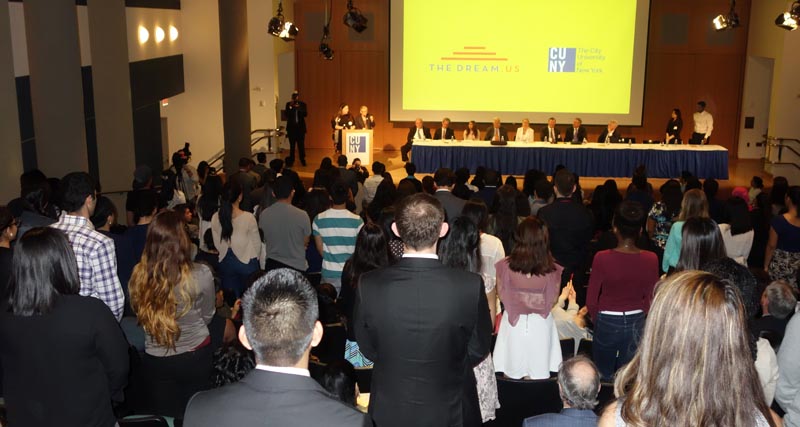 En el auditorio del Centro de Graduados de CUNY se reunieron más de 200 'dreamers' o soñadores con sus padres. 