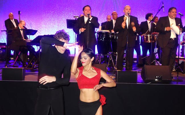 Spanish Harlem Orchestra de Oscar Hernández y una pareja de Baila Society.