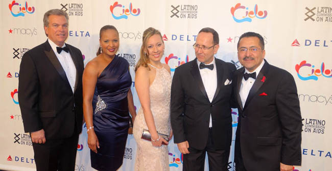 Desde la izquierda, Chuck Imhof, VP de Ventas de Delta Air Lines, Beth M. Graham, Especialista de Delta para el mercado latinoamericano, Luisa Mendoza-Chávez, Directora de Turismo para España y Latinoamérica de la ciudad de Nueva York, Roberto Girotti, Director para el mercado latinoamericano de Delta, y Guillermo Chacón, Director Ejecutivo de la Comisión Latino sobre el SIDA. Foto Javier Castaño
