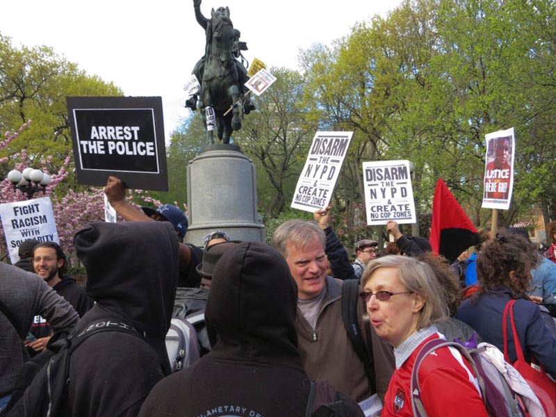 Las protestas fueron en parte en contra de la policía de esta nación. Fotos Oscar Frasser