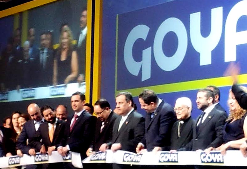 El corte de cinta con los ejecutivos de la familia Goya Foods y el gobernador de Nueva Jersey Chris Christie. Foto Esperanza Martínez
