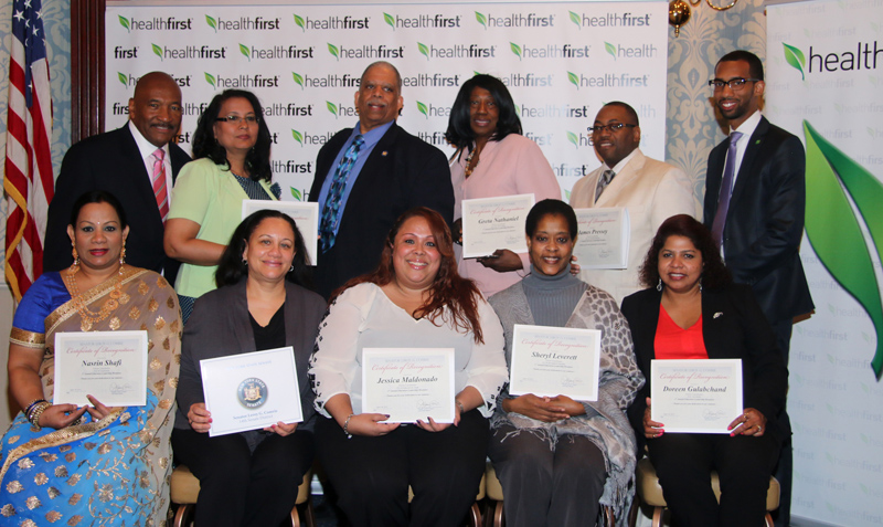 El primer grupo de 50 coordinadores de padres, directores, y líderes de Queens por su dedicación a la educación del año escolar 2014-2015 fue representado por una latina sonriente , Jessica Maldonado , sentada al centro junto a los demás 7 compañeros galardonado y Senador estatal Leroy Comrie,Jean Ross Tolloch yGeorge Hulse ,VP de asuntos externos de Healthfirst.