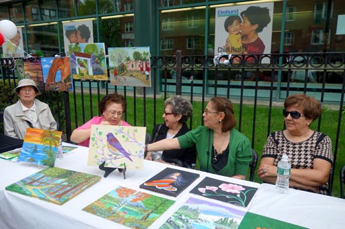Un grupo de mujeres exhibieron sus pinturas durante la celebración de 5 de Mayo en el Hospital Elmhurst de Queens.