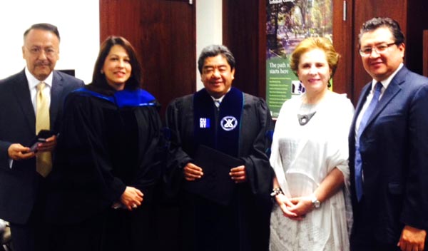 Jaime Lucero, al centro, durante la ceremonia y rodeado de delegados del Consulado de México en Nueva York, incluyendo la Cónsul General Sandra Fuentes-Berain y representantes de CUNY. Foto cortesía
