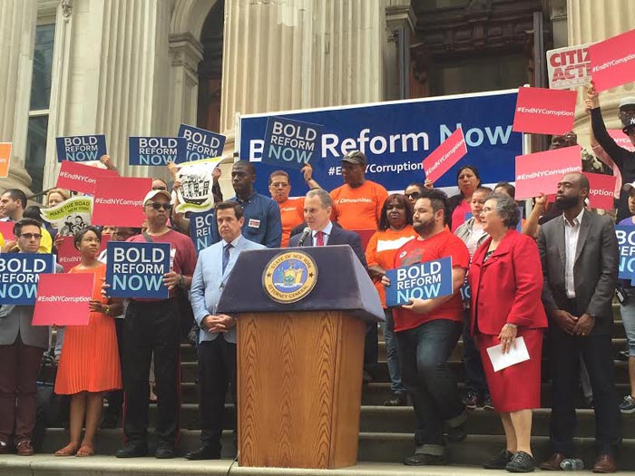 El fiscal Schneiderman, al centro, anunciando el proyecto de ley anti corrupción en la legislatura estatal de Albany, capital del estado de Nueva York.