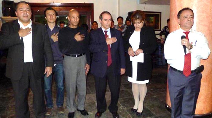 En el Restaurante Boulevard de Queens, los seguidores del Congresista Buenahora en campaña para su reelección el año pasado, desde la izquierda, Eduardo Giraldo, John Moreno, Jaime Buenahora, Jorge Menéses, Patricia Mahecha y Oscar García. Foto Javier Castaño