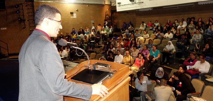 Jessie Mojica hablándole a los padres en LaGuardia Community College de Queens.