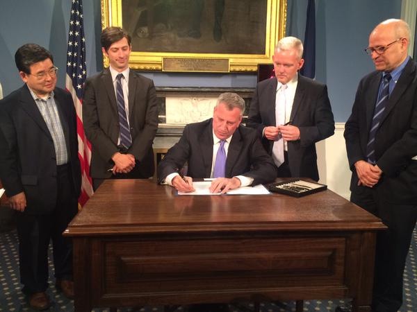 El alcalde Bill de Blasio firmando el pasado 19 de mayo el Plan Cultural de la Ciudad en presencia del concejal Jimmy Van Bramer, a  su izquierda. Foto cortesía