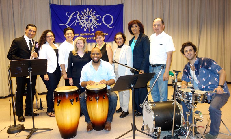 El grupo musical Harold Gutiérrez y su Cuarteto, posando con los directivos del LACCQ, inlcuyendo a su presidenta Nayive-Núñez-Berger, al centro, de negro.