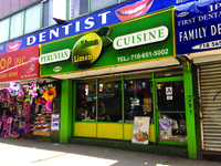 Entrada al restaurante Lima Limón en la Roosevelt y la calle