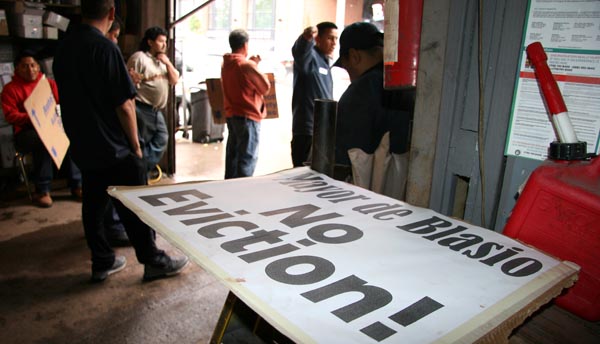 Trabajadores de Willets Point en el taller en donde se declararon en huelga de hambre. Foto Percy Luján