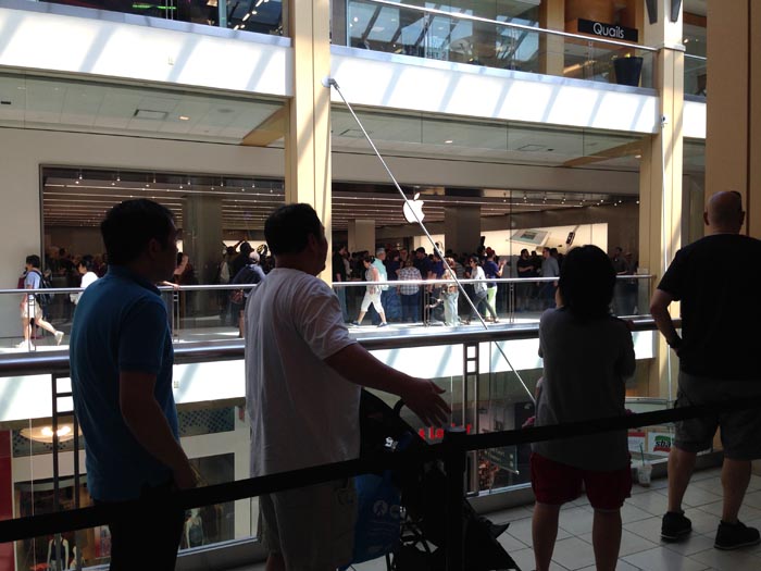 La fila para ingresar a la tienda Apple el día de su inauguración era extensa y muy animada.
