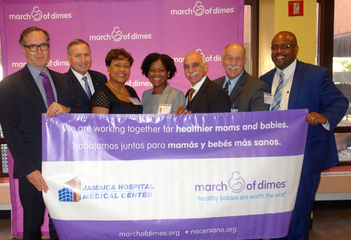 Desde la izquierda, Steve Inglis de Jamaica Hospital, Scott D. Berns, Sandra McCalla, Tamara Magloire, Bruce J. Flanz, de Jamaica Hospital, William Lynch, del Jamaica Hospital, y Mitchell Cornet, de Jamaica Hospital.