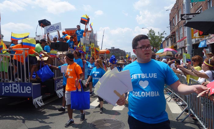 La aerolínea JetBlue repartió información y regalos durante el recorrido del Desfile Colombiano en Nueva York 