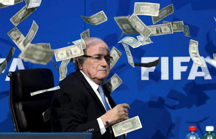 Lluvia de billetes sobre Sepp Blatter, el presidente de la FIFA que ya renunció para enfrentar cargos de corrupción.