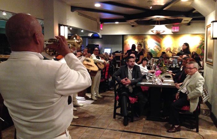 El mariachi Monte Alban amenizando la noche en el restaurante Mexican Festival.