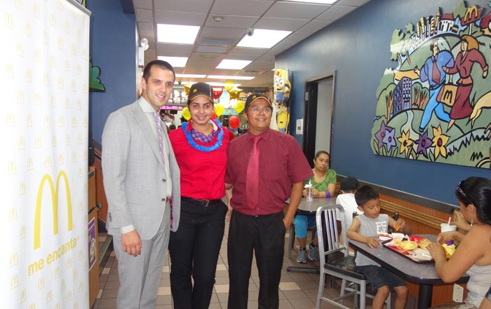 Desde la izquierda, BJ Fonseca, la asistente gerencial Genesis Hilario y el gerente general José Manzanares en el McDonald's de la calle 82 en Jackson Heights, Queens.