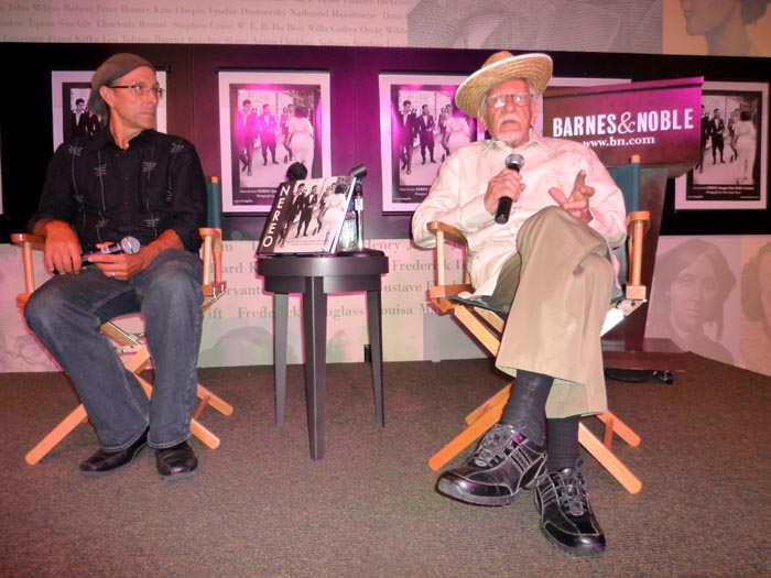 En la librería Barnes & Nobel de Manhattan, Mario Picayo, a la izquierda, editor de Editorial Campana que en el 2009 publicó el libro bilingüe Nereo Imágenes de medio siglo.