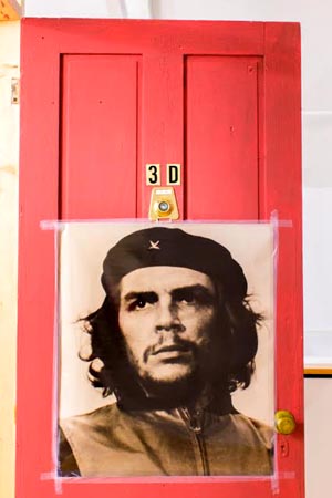 La puerta de entrada al apartamento que ocupó el poeta Ricardo León Peña Villa.