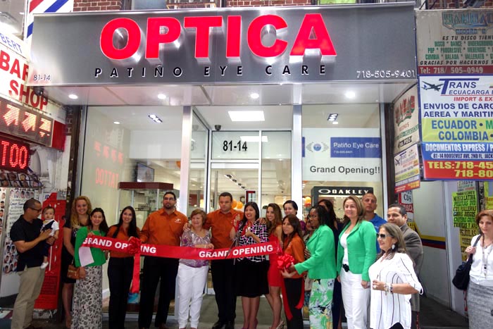 Empleados y amigos de la doctora Lucía Patiño al frente de la nueva sede en el número 81-14 de Roosevelt Avenue.